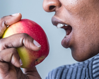 Poucas pessoas sabem que esse é o melhor horário para comer maçã, segundo a ciência