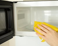 Eletrodomésticos amarelados ficaram para trás: truque simples com água oxigenada deixa qualquer micro-ondas como novo