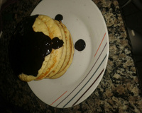 Panqueca americana com calda de chocolate