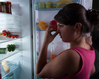 Como tirar cheiro de comida da geladeira
