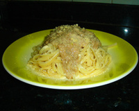 Linguini ao molho de atum e salsa desidratada