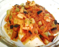 Panqueca de camarão e legumes ao molho de tomate