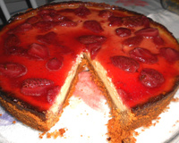 Cheesecake de queijo coalho com calda de morangos