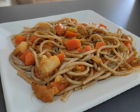 Macarrão integral ao molho de frango com legumes e biomassa de banana verde