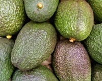 Aprendi no TudoGostoso: para evitar um abacate com a polpa preta, não se baseie na cor verde, mas sim no talo