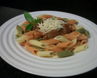 Macarrão colorido com molho