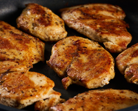 Fazer esse truque 15 minutos antes de grelhar pode transformar o peito de frango seco em uma carne suculenta: TudoGostoso explica