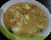 Caldo de ovos com legumes e temperos em prato fundo