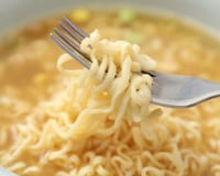 Descobri o tempero secreto que deixa o miojo caseiro igualzinho ao do mercado e vou te ensinar a receita prática para almoço ou jantar