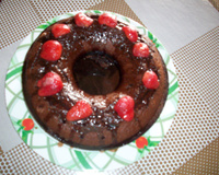 Bolo fácil de chocolate com pedacinhos de morango