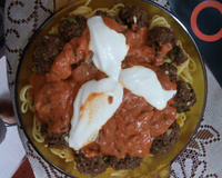 Bolinho de carne moída e escarola