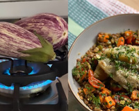 Salada morna de lentilha com vegetais assados e berinjela queimada na chama, fica colorida e cheia de sabor!