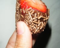 Bombom de brigadeiro com morango