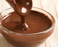Eu não acreditava que seria tão fácil: cacau e água fazem um creme de chocolate espesso em um minuto