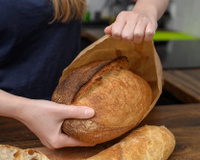 Nem plástico, nem pano: o truque simples de um padeiro para manter o pão fresco por dias