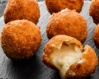 Receita de bolinha de abóbora recheada com queijo: um petisco fácil, rápido e que vai impressionar muito!