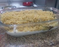 Batata com frango coberta com molho branco e batata palha