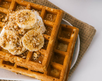 Nem farinha, nem açúcar, nem lactose: esse waffle de banana que aprendi a fazer na casa de uma amiga que é toda saudável virou meu café da manhã favorito