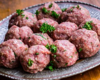 Nada de pão e ovos: 5 ingredientes deliciosos para adicionar à carne moída e preparar almôndegas suculentas