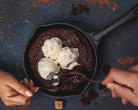 Não tem forno por perto? Este brownie cremoso feito na frigideira fica pronto em 10 minutos