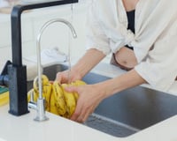 Você nunca lava as bananas quando chega em casa depois das compras? Essa precaução simples pode te poupar alguns problemas na cozinha