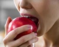 Pode comer fruta de noite? Entenda os mitos e verdades sobre o consumo do alimento antes de dormir