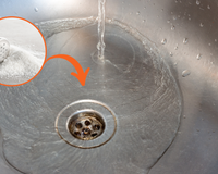 Você só precisa de um pouco de sal e 5 minutos para desentupir os canos dos banheiros e da cozinha