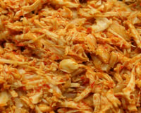 Os cozinheiros concordam: para deixar o frango desfiado suculento, não use água na panela de pressão, mas sim 1 ingrediente simples que você tem na geladeira