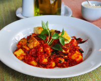 Nhoque de mandioca com ragu de carne seca e queijo coalho