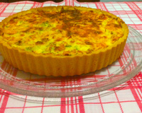 Quiche de queijo, presunto, brócolis e bacon