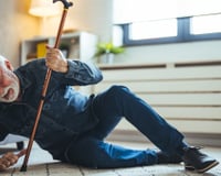 A terceira idade chegou junto com os tropeços? Essas são as dicas para fortalecer os pés e evitar tombos ao caminhar