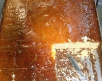 Bolo de laranja com cobertura de laranja.