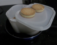 Bolacha trufada coberta com chocolate