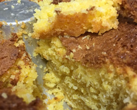 Bolo de fubá com suco de laranja