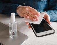 Nem tanto, nem tão pouco: a ciência revela com que frequência você deve limpar o seu celular (é questão de higiene!)