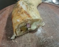 Pizza enrolada com recheio misto