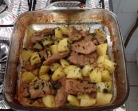 Filé mignon suíno com batata assada na manteiga e salsa