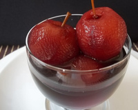 Maçãs em calda de vinho