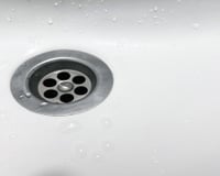 Adeus banheiro fedido: é por isso que o ralo continua com cheiro mesmo depois da limpeza