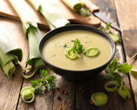 Caldo de alho-poró com bacon: veja essa receita deliciosa