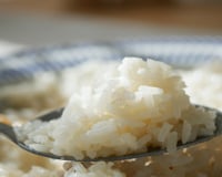 Arroz cozido com o fogão desligado? Parece mágica, mas é o truque definitivo para economizar gás!