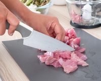 Não jogue fora suas facas cegas: o truque caseiro para deixar a lâmina afiadíssima em poucos minutos