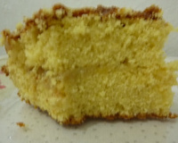 Bolo de laranja com cobertura de laranja.