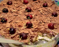 Pavê de Natal com creme, chocolate e cerejas na travessa oval