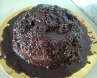 Bolo de cenoura com cobertura de chocolate