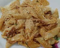 Penne com tirinhas de calabresa defumada ao molho branco e vermelho