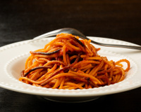 Macarrão cozido diretamente no molho; veja como preparar o delicioso espaguete à assassina que é sucesso na internet