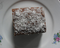 Bolo de achocolatado com calda e coco ralado