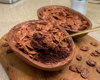 Crocante por fora, molhadinho por dentro: ovo de Páscoa de crunch cake é a receita perfeita para quem deseja inovar este ano