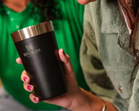 Achado da Black Friday: o copo clássico da Stanley está saindo por um preço que você nunca viu